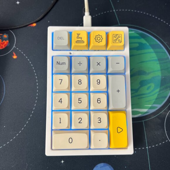 EPOMAKER TH80 Mechanical Keyboard Set with Matching Keypad - Picture 2 of 4